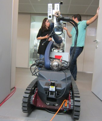 Projeto CARLoS origina primeiro protótipo de robô manipulador móvel